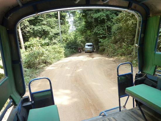 Thailaendische Strasse ... meiner derzeitiger Strand ist ca. 45 Minute vom Hauptort weg. Die Strassen sind nur teilweise gepflastert (da, wo es zu gefaehrlich war). Da wird man ganz schoen durchgeschuettelt und ich bin doch nicht so 100 % Reistauglich - Klartext: mir wird ziemlich schnell schlecht 