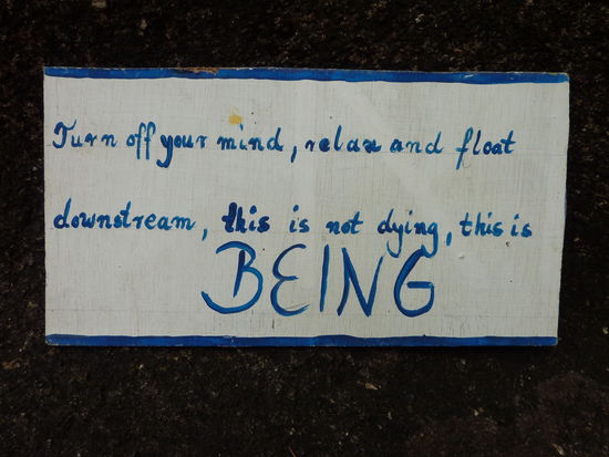 Solche tollen Weisheiten hingen ueberall in der Retreat Anlage... und ueberall brannten Raucherstaeben ... chill ... om ...