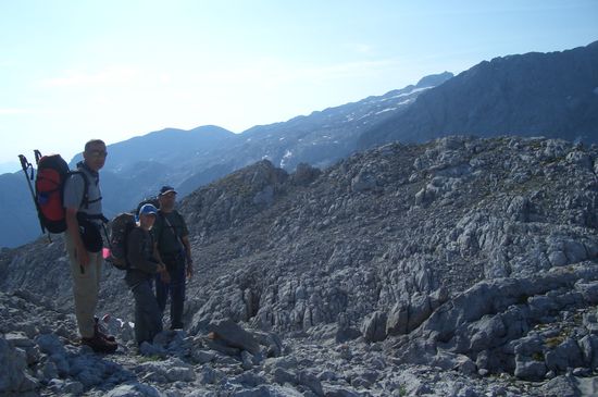 Die hinterste Bergkulisse, der rechte obere Huckel (davor ist Schnee zu erkennen), dort drauf sitzt das Matrashaus.