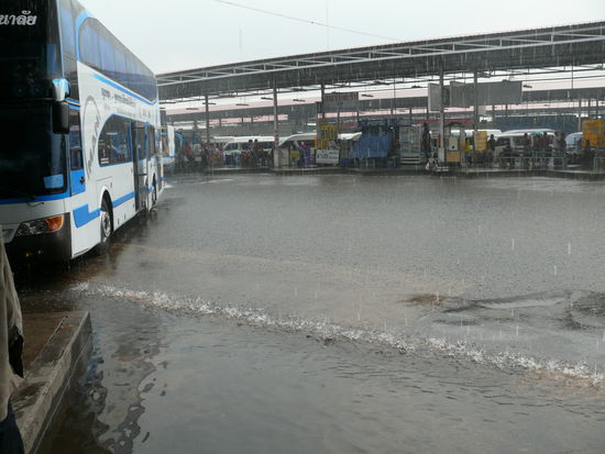 das Wasser stand gut 10 cm auf der Strasse.....