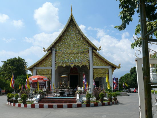 mitten in Chiang Mai .... was fuer ein Wat ....