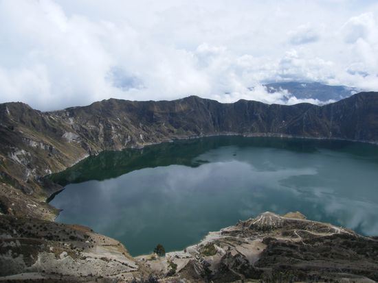 die Lagune von Quilotoa .... in der Mitte am unteren Rand, kann man campen, wenn man will .....