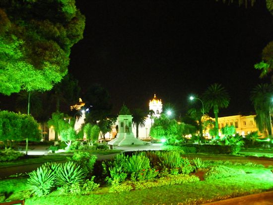 der Park in Latacunga in der Nacht