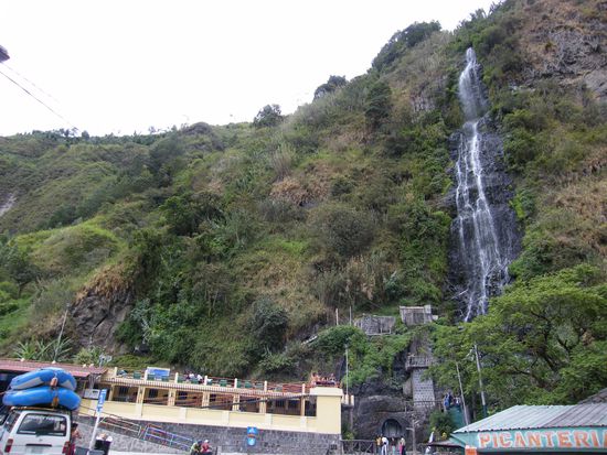direkt vom Vulkan Turungaua, die Fuellung fuer das Schwimmbad ....