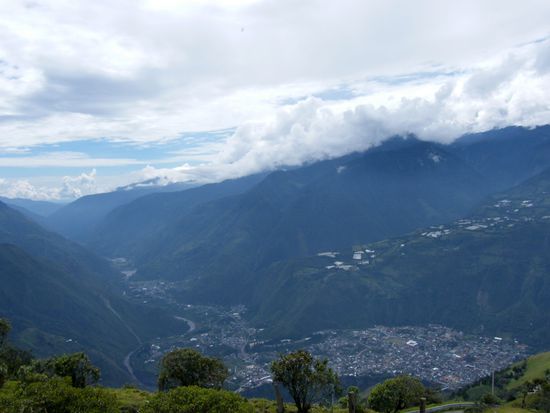 Blick von Las Antennas, man bedenke, Banos liegt schon auf 1800 Meter ....