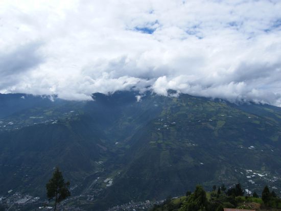 und genau in dieser Wolke liegt der Vulkan Tunguraua ...