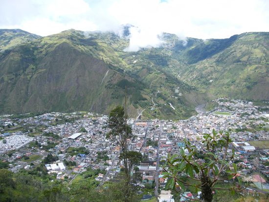 Banos nochma von oben ... vor  dem Regen ...