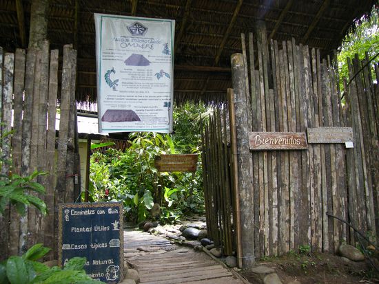 der Eingang zum Park ...