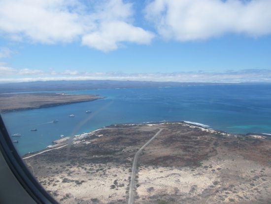 Anflug auf Baltra, im Vordergrund die Insel Santa Cruiz