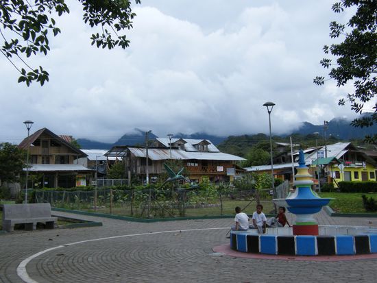 der zentrale Platz von Mindo ....