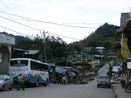 die Mainstreet von Mindo ....