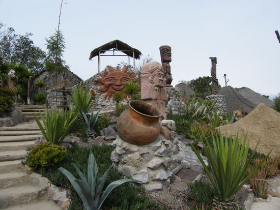 das Museum ... das grosse Tongefäss war füher mal eine Begräbnistonne .... hat der Guide erzählt ....