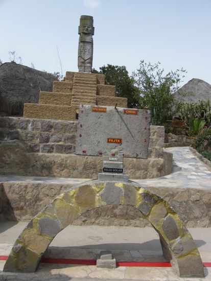 Sonnenuhr der Inka und eine Pyramide ...