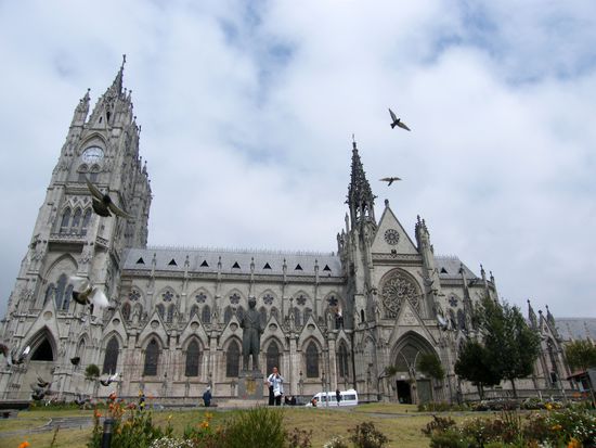 Basilica del Voto Nacional, auf dem rechten Turm waren wir drauf und Benita ist dem linken Turm bis weit über die Uhr geklettert.....