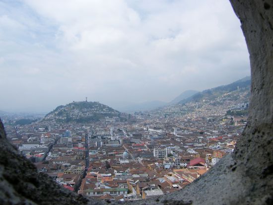 Weit über der Kirchturmuhr... Blick auf Quito