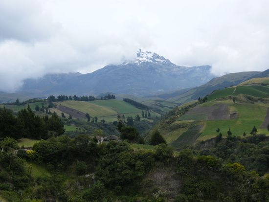 schneebedeckte Gipfel des Illiniza Vulkan