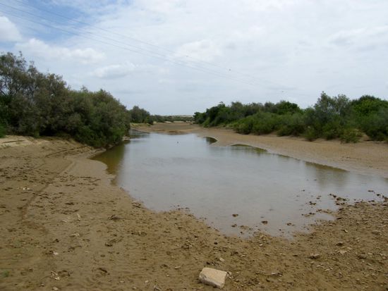 das ausgetrocknete Flussbett. Allerdings hat es gerade ein paar Tage ziemlich geregnet.