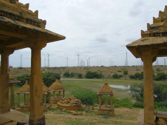 Blick zwischen den Begräbnisstätten. Benita findet es wirklich traurig, das der Blick heute von den Windkrafträdern zerstört wird. Vor 11 Jahren war genau dort der Sonnenuntergang so schön zu sehen.