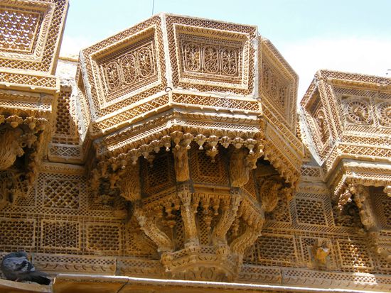 das liebe Leute ist kein Holz, sondern behauener Sandstein. Wirklich schön.