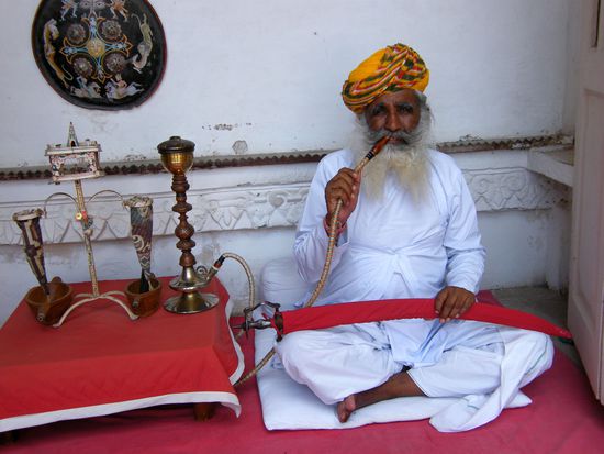 endlich konnte uns mal jemand erklären, wie man Opium zurecht macht und richtig raucht. Der Typ hat übrigens gelebt....