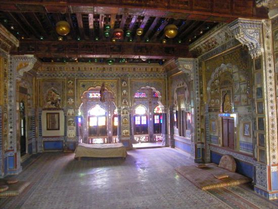 hier auch ... man beachte die grossen Weihnachtskugeln an der Decke...