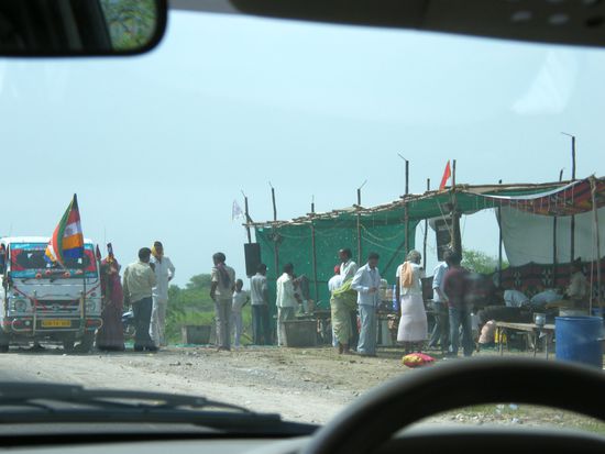 die Pilger ... kreuzen unseren Weg. Mitten in der Walachei ...