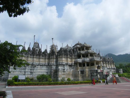 der Chaumukh Tempel von aussen