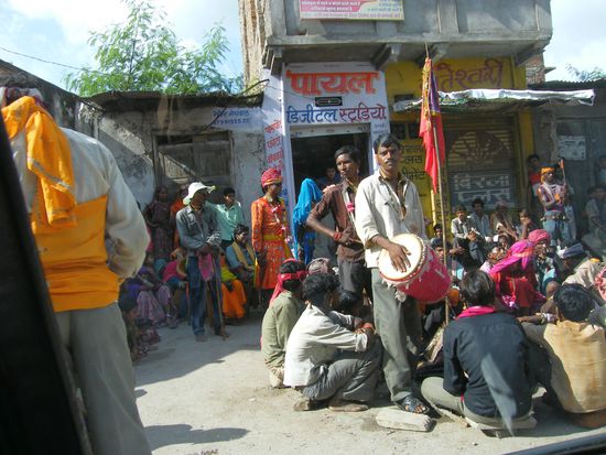 das Fest in dem Dorf unterwegs