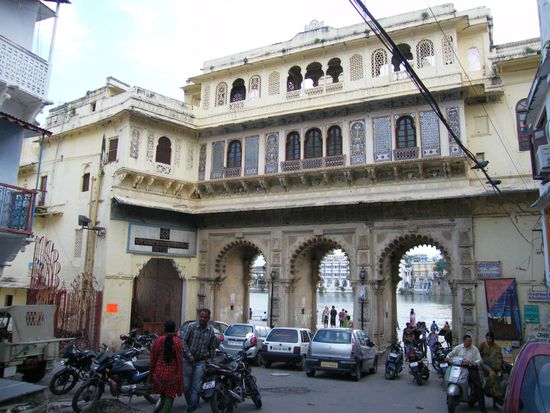 Udaipur ... ein Ghat zum See