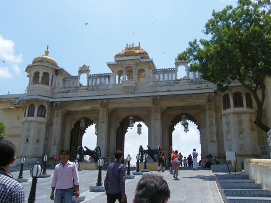 der Eingang zum Palast