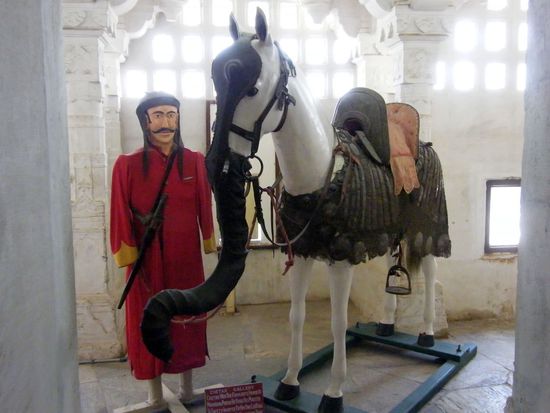 die Pferde dieser Dynastie wurden mit Ruesseln ausgestattet. Yepp... weil grosse Elefanten niemals kleine angreifen wuerden. Ohne Quatsch