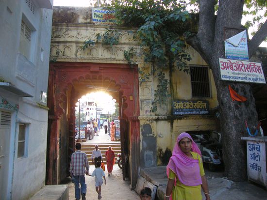 zurueck in der Altstadt, Blick durchs Ghat auf eine Fussgaengerbruecke