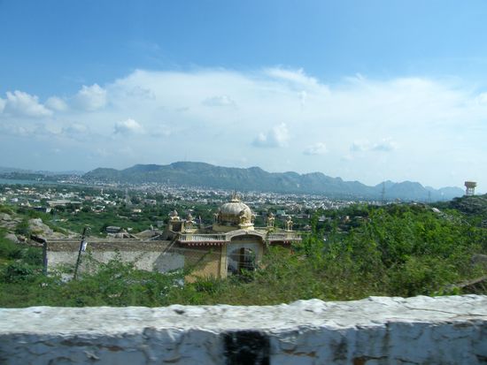 Blick über Ajmer, auf dem Weg nach Pushkar