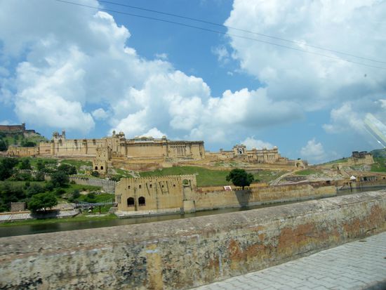das Amber Fort von aussen