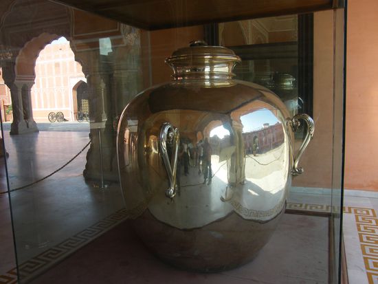 dieser Wasserbehälter wurde aus 15.000 Silbermünzen hangedengelt, da ist keine Schweissnaht. Das ist einer der grössten silbernen Wasserbehälter der Welt ... und gleich gegenüber stand der gleiche Behälter nochmal