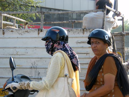 In Jaipur ist es Frauen erlaubt einen Helm zu tragen, in Delhi ist es ihnen verboten