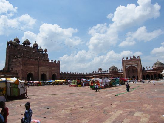 der Innenhof der Moschee, im Partyfieber