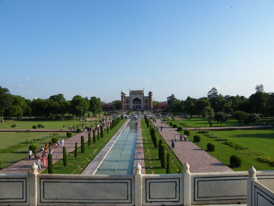 Blick vom Taj zum Eingang