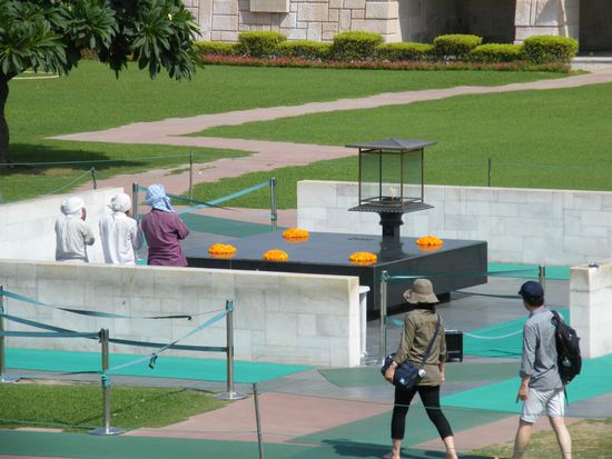 das Grad von Mahadma Ghandi mit der ewigen Flamme