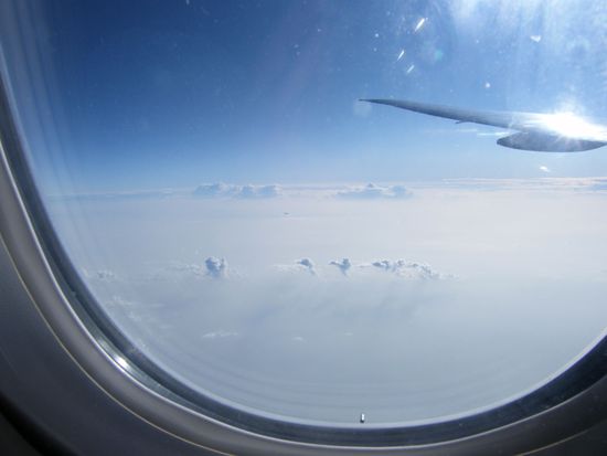 aus dem Flieger.... Benita meint, da waere noch irgendwo ein anderes Flugzeug.