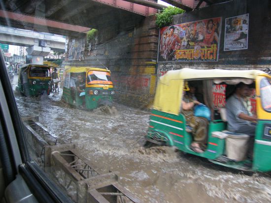 leichte Regenschauer, etwas Wasser auf der Strasse