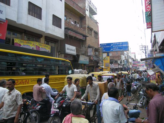die Hauptstrasse von Varanasi ...