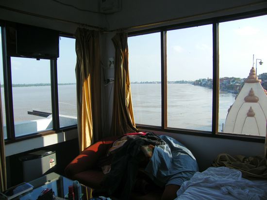 und hier die Erklärung, warum wir da eingezogen sind.... schaut Euch diesen Blick an ( ähm .. übrigens meine ich den Blick aus dem Fenster, nicht den auf`s Bett ... grins)