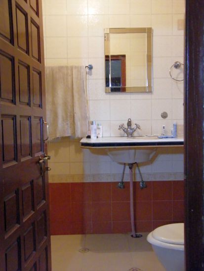 Blick in unser Bad, der grau bis schwarze Lappen neben dem Waschtisch ist mein Handtuch ( wohlgemerkt frisch gewaschen .... und vom Hotel bekommen).