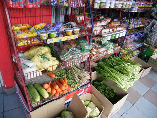 vor dem Supermarkt, alles Kram aus der Umgebung ...