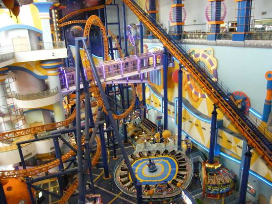 das ist ein Ausschnitt des Themaneparks, mit eigener Achterbahn