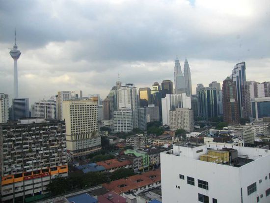 aus dem sich drehenden Restaurant ... rechts die Twin Towers, links der KL - Tower.