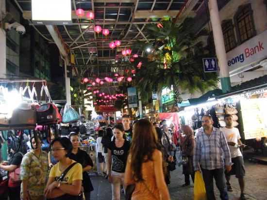 und so sieht es da von innen aus. Aber es gibt nichts, was es nicht gibt. Von Rolex bis Gucci ( natürlich alles original Ware ..... )