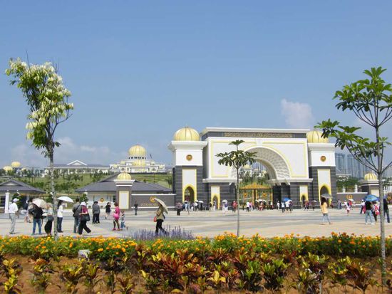 der Eingang zum Präsidentenpalast, vielleicht haben wir ihn sogar gesehen, eine grosse Eskorte ist jedenfalls an uns vorbei gefahren.