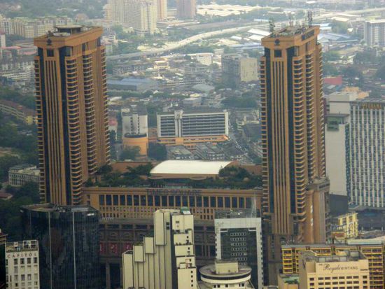 das ist das Shoppingcenter, in dem es den Freizeitpark gibt ....